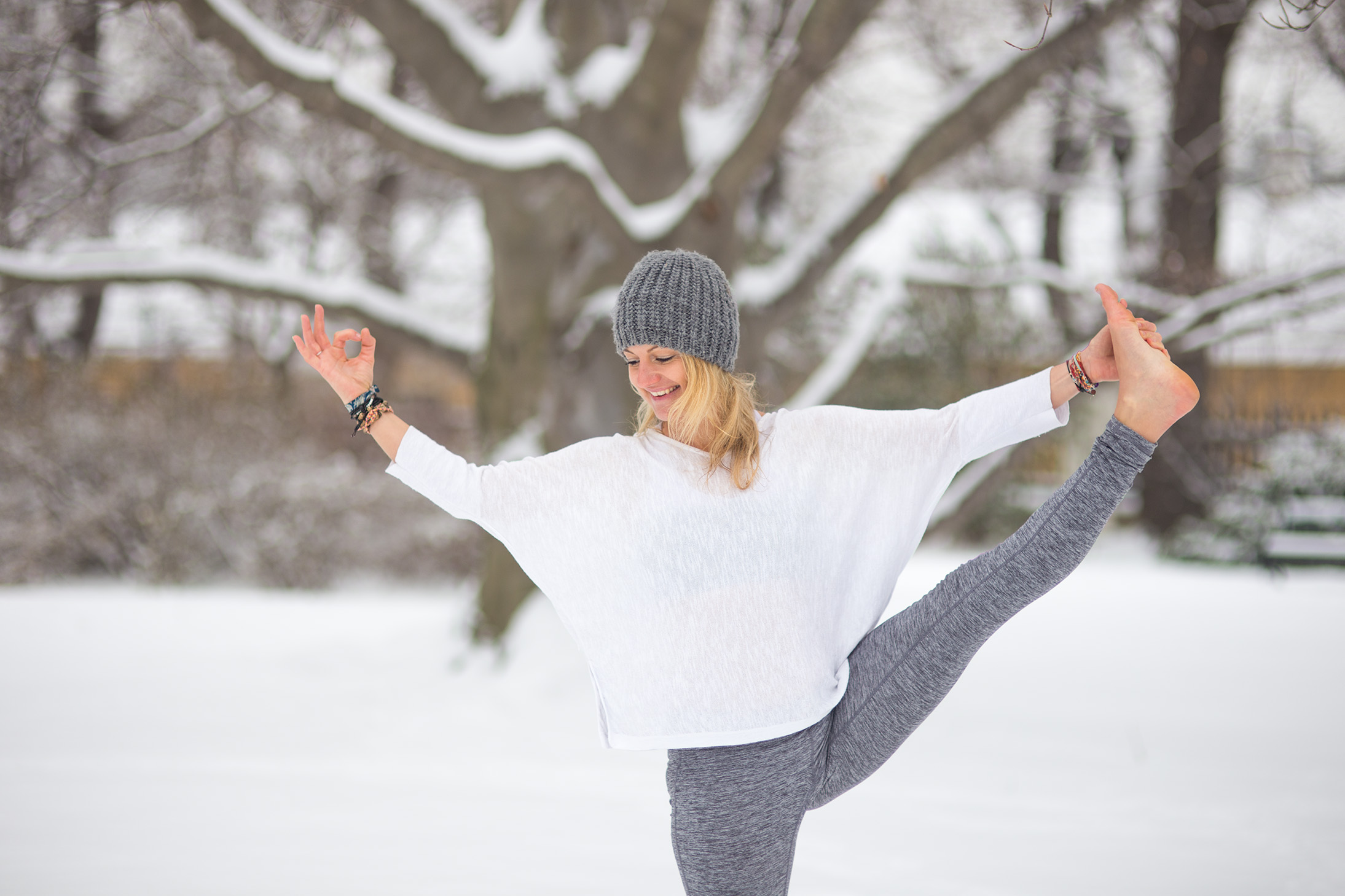 yoga im Schnee Baum Schnbrunn