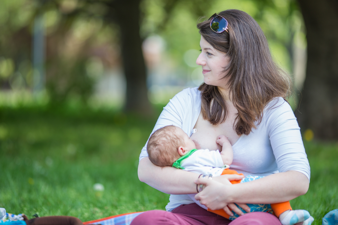 stillen in der ffentlichkeit Mama stillt 2 von 16