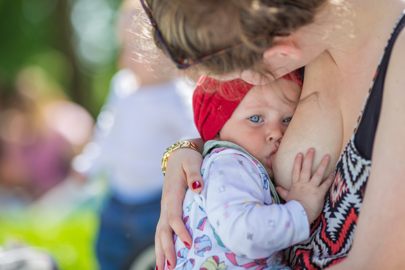 stillen in der ffentlichkeit Mama stillt 5 von 16