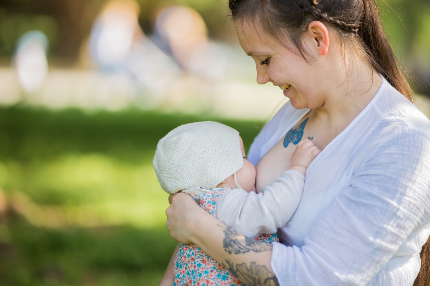 stillen in der ffentlichkeit Mama stillt 8 von 16