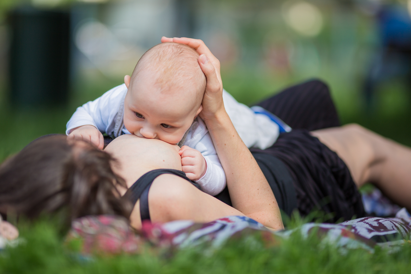 stillen in der ffentlichkeit Mama stillt 9 von 16